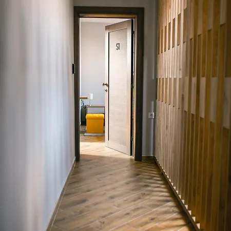 Turista-apartmani U Centru Sa Parkingom Novi Sad