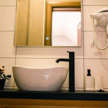 Turista-apartmani U Centru Sa Parkingom Appartamento Novi Sad